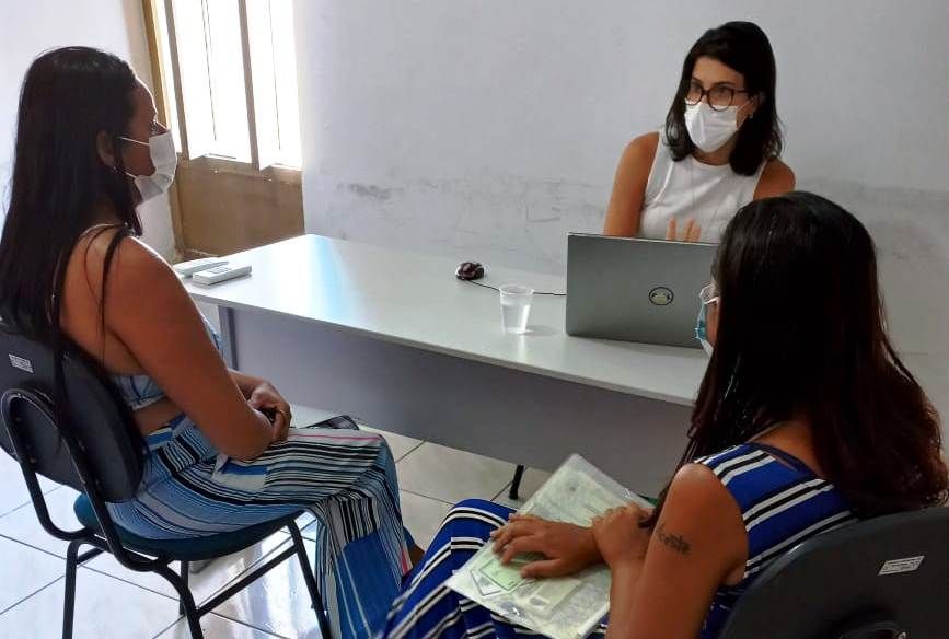 A defensora pública Fabiana Razera durante atendimento realizado hoje em Tocantínia