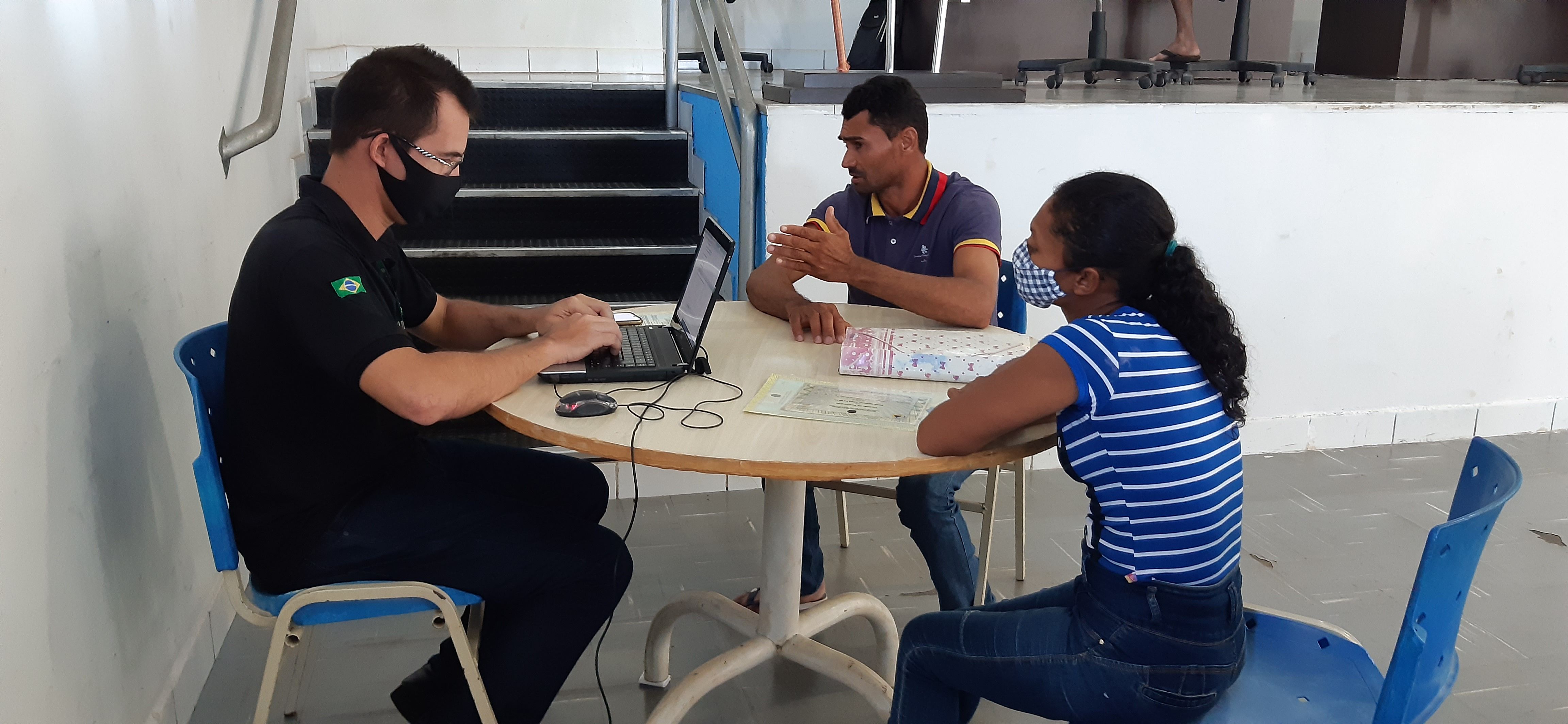 Assistido e assistida em atendimento durante o itinerante