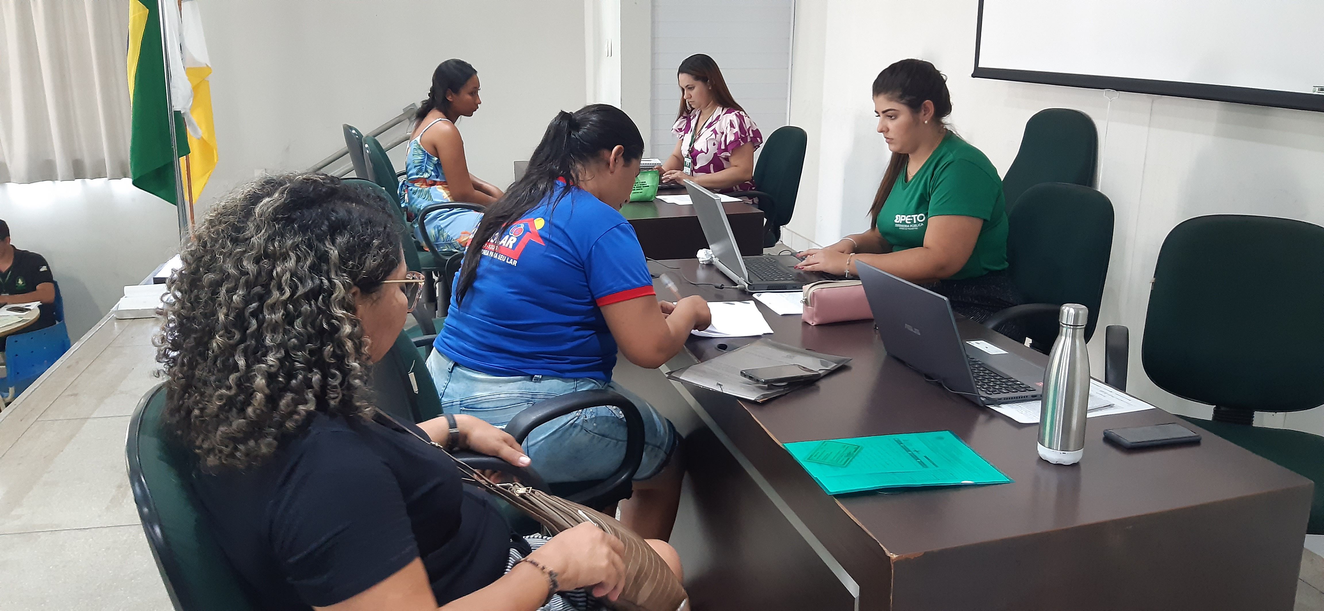 Membros e servidores(as) fizeram orientação e atendimento jurídico