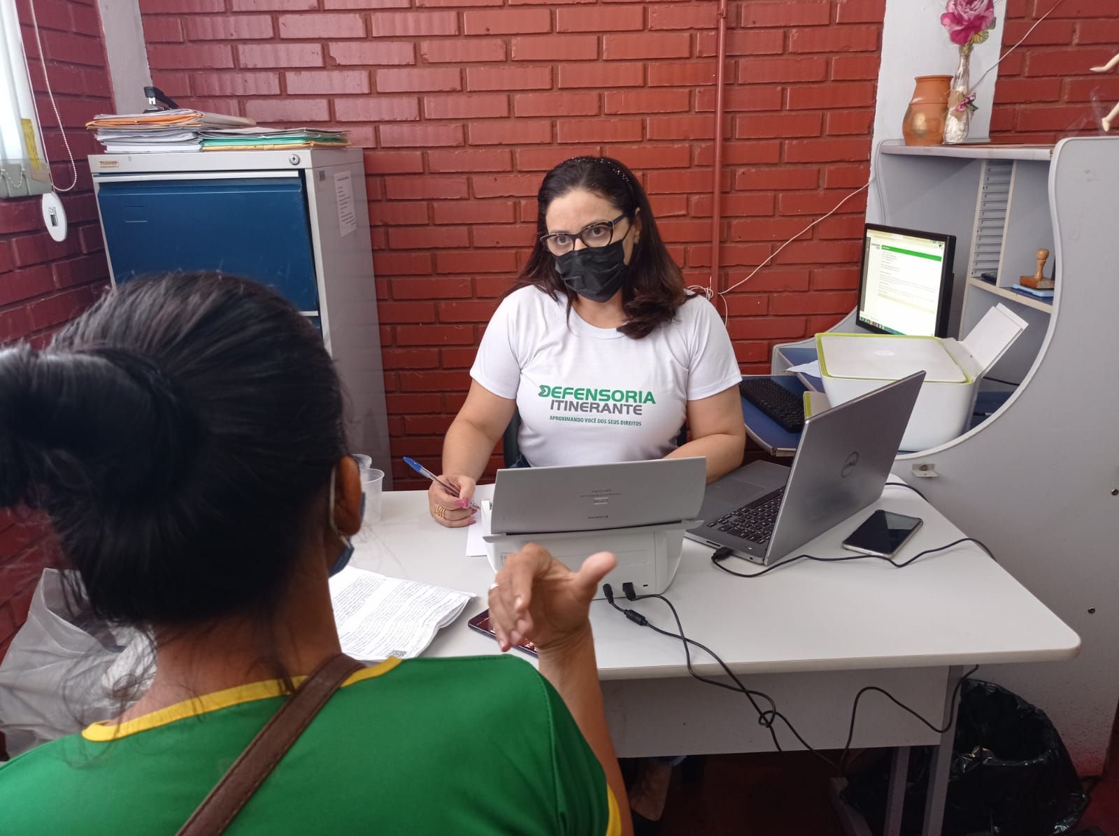Assistida sendo atendida pela defensora pública Rudicléia Barros