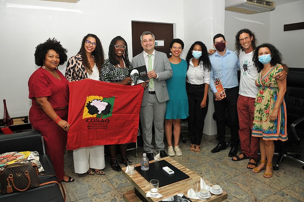 Pedro Alexandre entrega à Selma Dealdina o livro da DPE-TO "Quilombolas do Tocantins - Palavras e olhares"