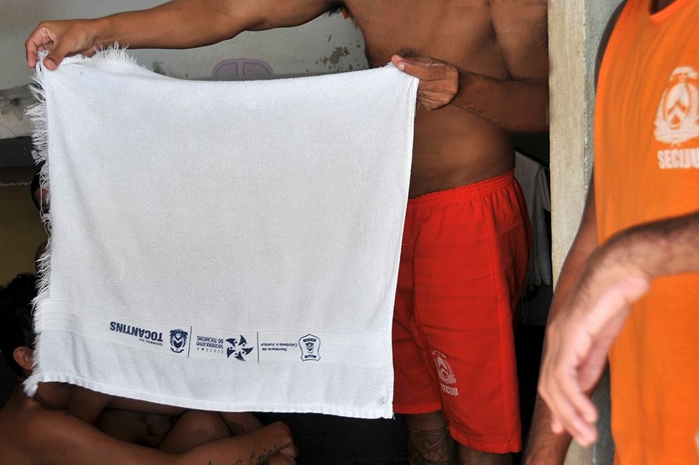 Presos alegam que foi disponibilizada a metada de uma toalha para ser utilizada por todos da mesma cela
