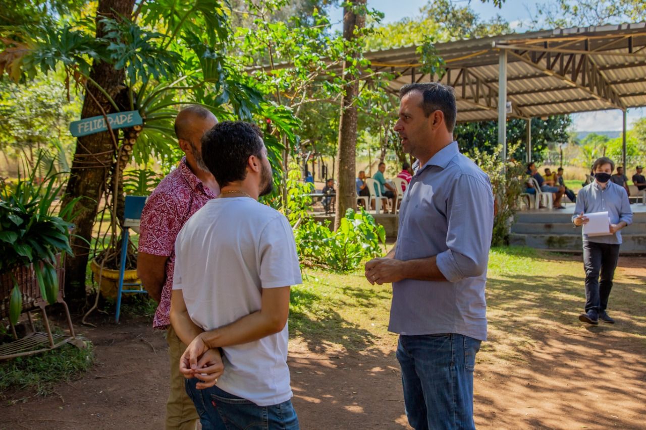 Defensor Público Arthur Pádua em conversa com representantes da clínica