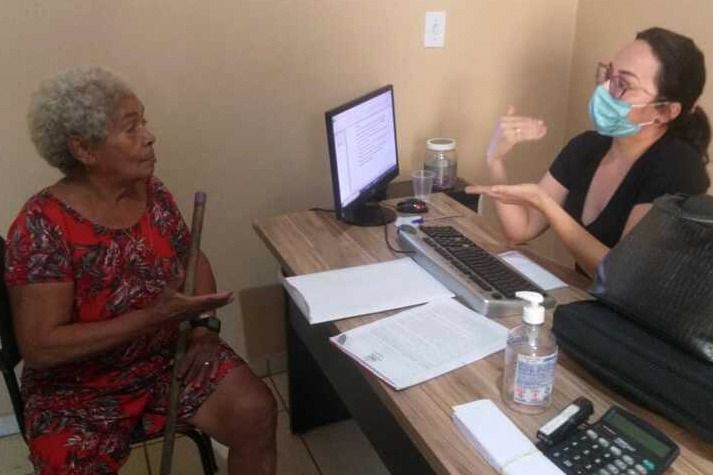 Assistida durante atendimento no itinerante