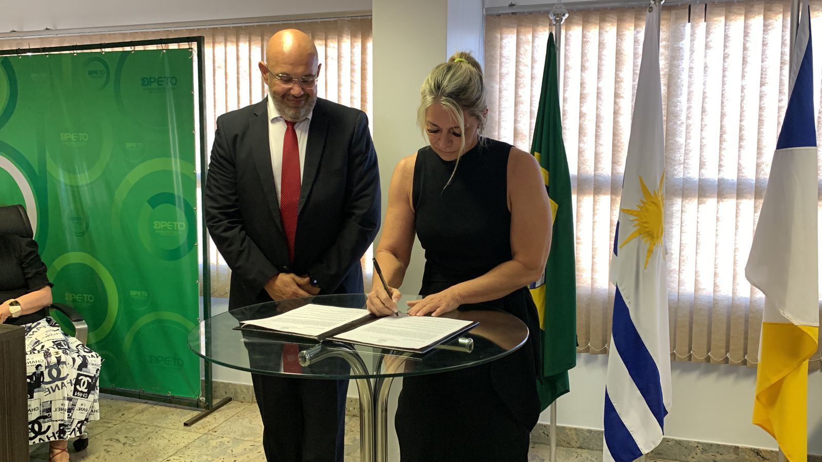 Estellamaris Postal assinou o Termo de Doação e agradeceu à Logística Brasil pela iniciativa de doação dos contêineres à Defensoria Pública