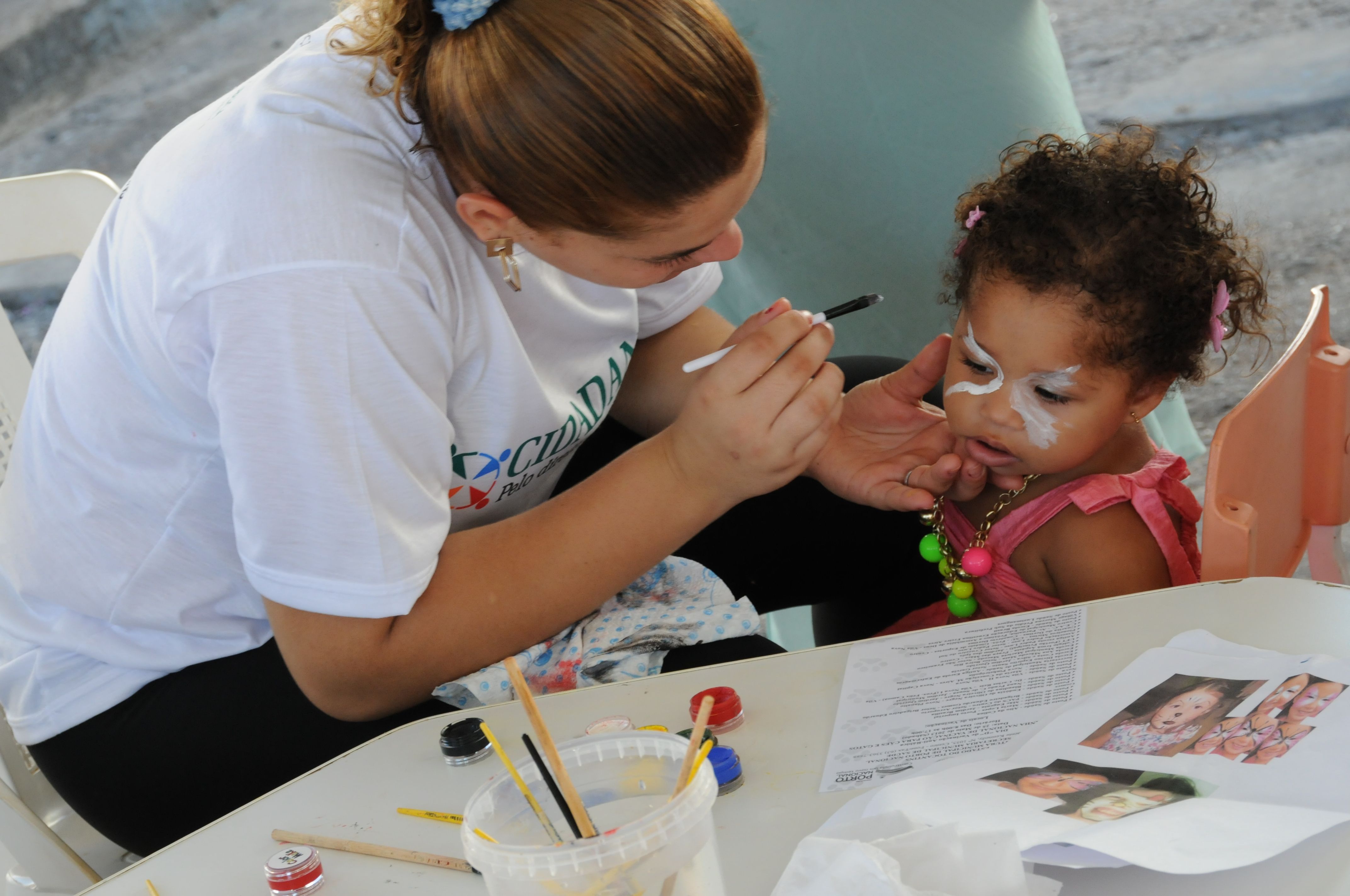 Pintura facial pela equipe do Projeto