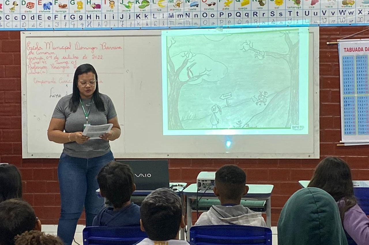 A assistente social Daniela Silva Portilho utilizou material pedagógico e lúdico para debater o tema
