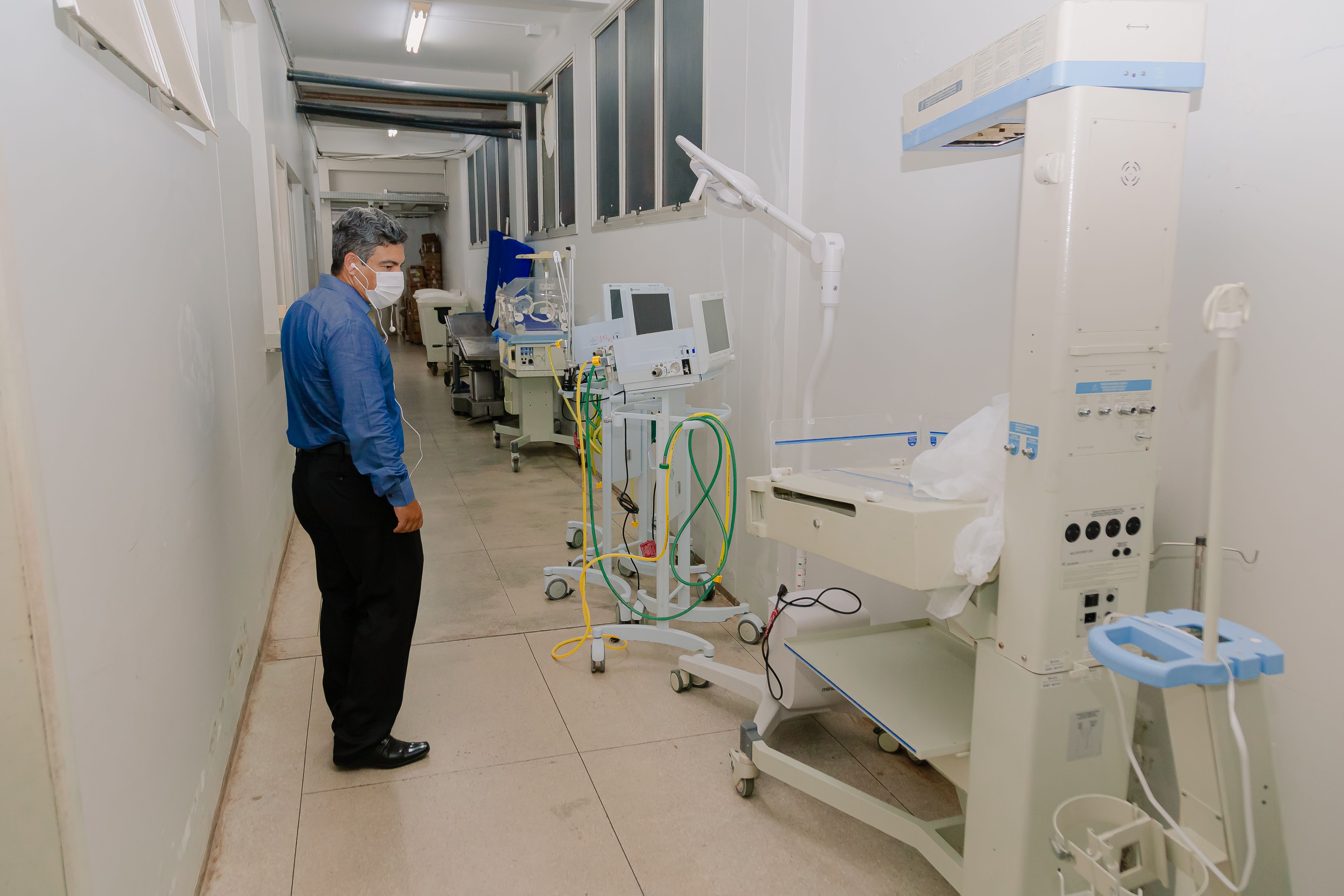 Defensor público Freddy Alejandro durante a vistoria no hospital