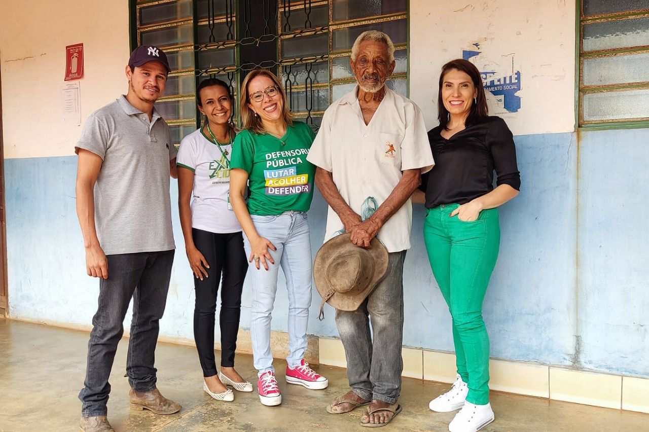 Equipe da DPE-TO com seo Albertino Marques (chapéu na mão), atendido durante o itinerante em Campo Alegre