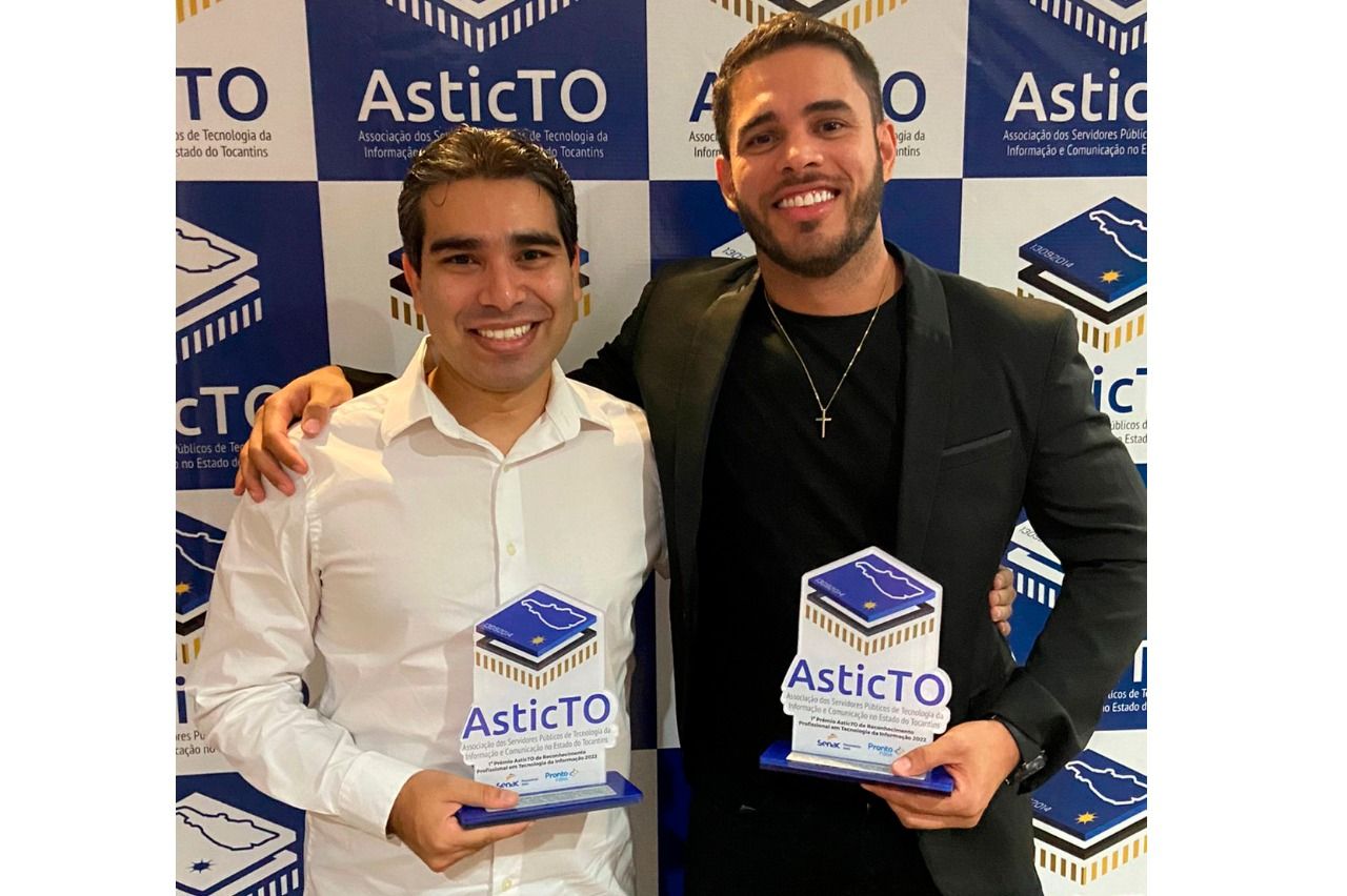 Lucas Cunha (E) e Luiz Carvalho após a premiação