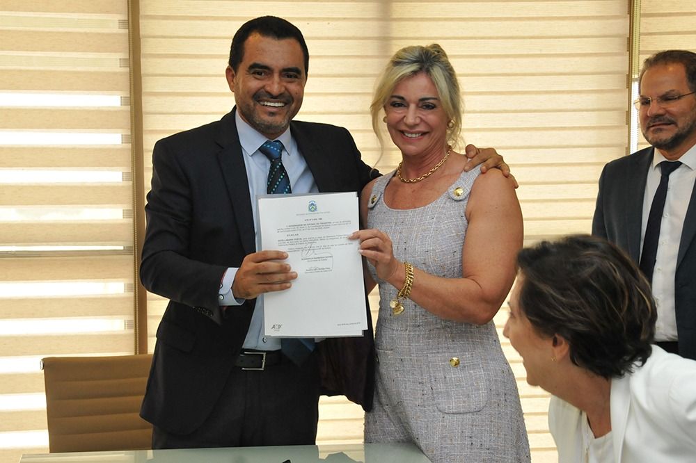 Estellamaris Postal mostra o documento com a nomemação que a reconduz  ao cargo de defensora pública-geral no Estado