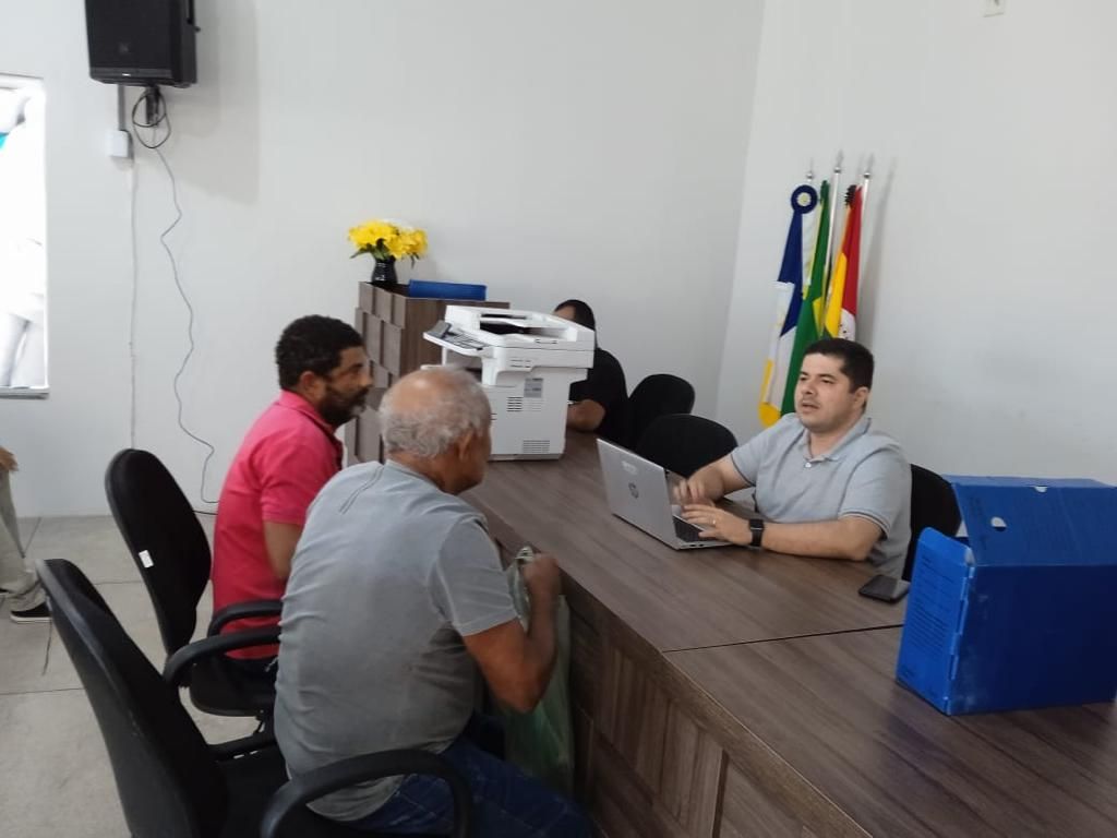 Defensor público Leandro Gundim durante atendimento em São Valério