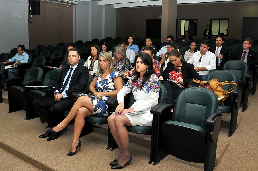 Subdefensor Alexandre Augustus El Zayek, corregedora geral, Estellamaris Postal e a coordenadora Cejur - Fabiana Razera, durante abertura do curso