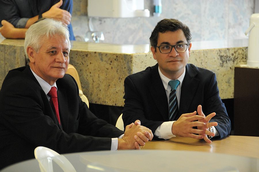 Pedro Alexandre (D) ao lado de seu pai, na ocasião em que tomou posse como defensor público no Estado do Tocantins