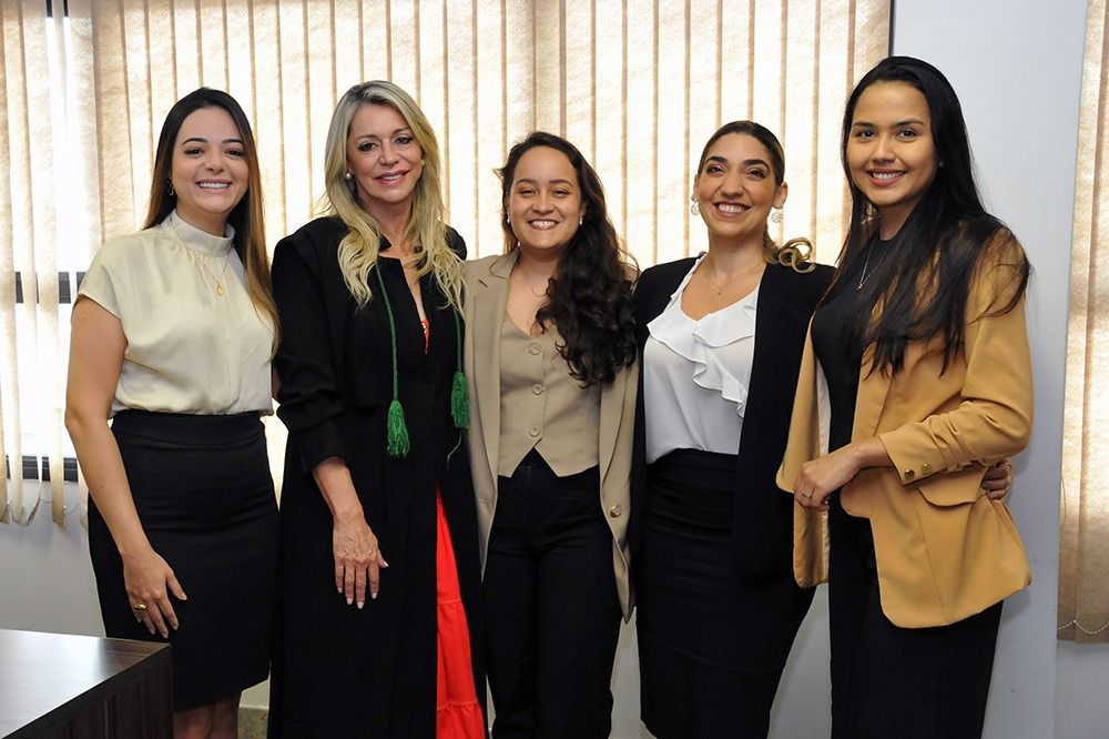 Estellamaris Postal com as representantes das pessoas aprovadas e classificadas no certame