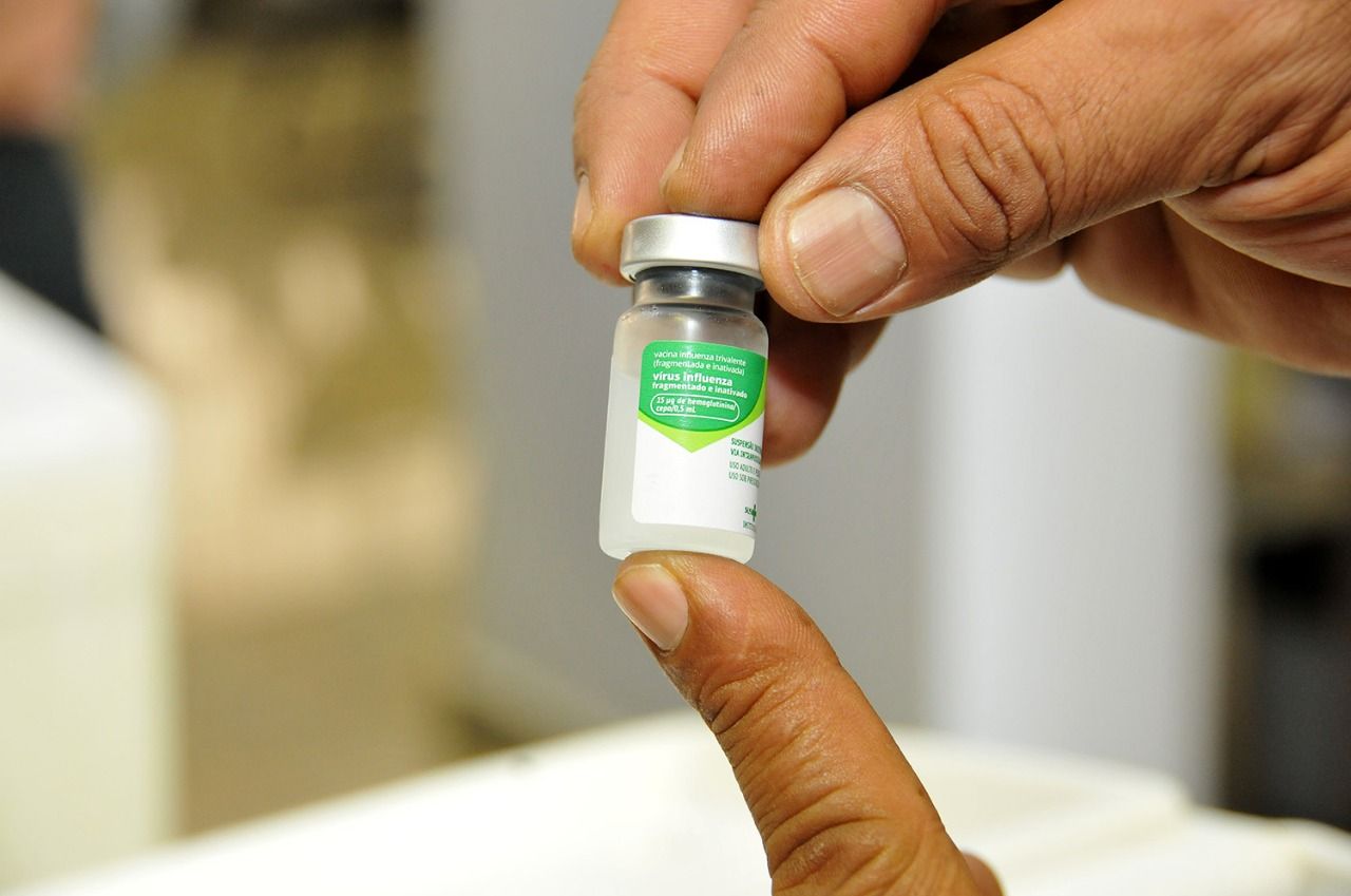 Foram disponibilizadas vacinas contra covid-19 e influenza