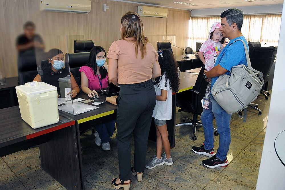 Defensor público Freddy Alejandro Solórzano Antunes levou toda a família para se imunizar