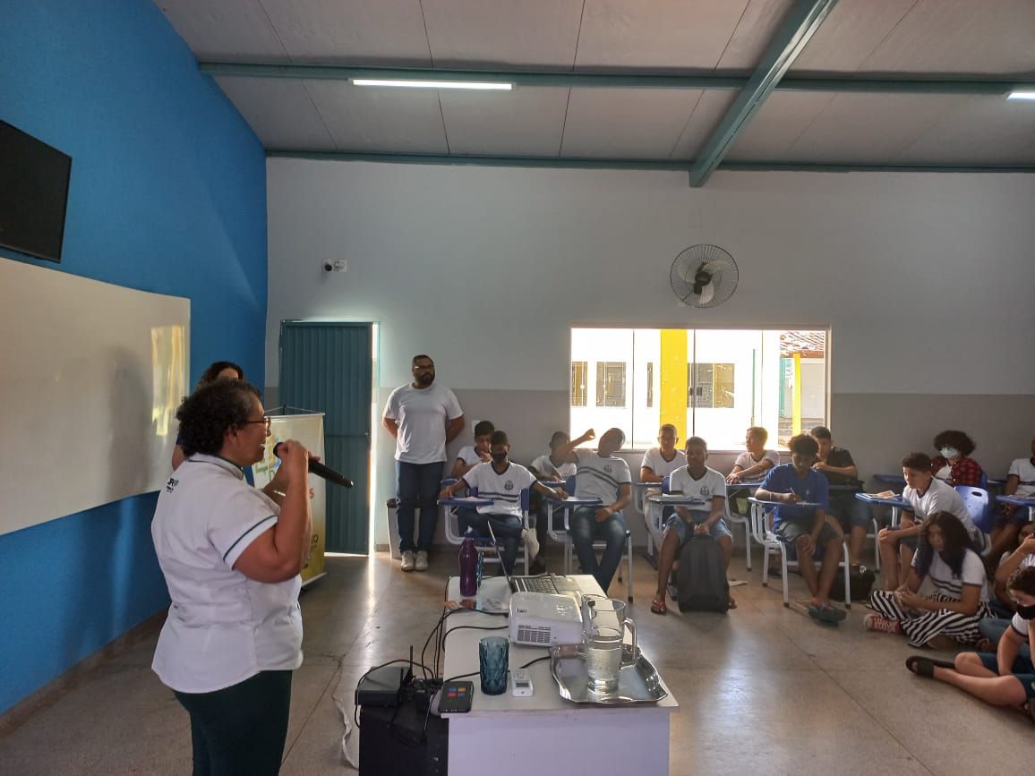 A pedagoga Elis Sodré durante conversa com os alunos