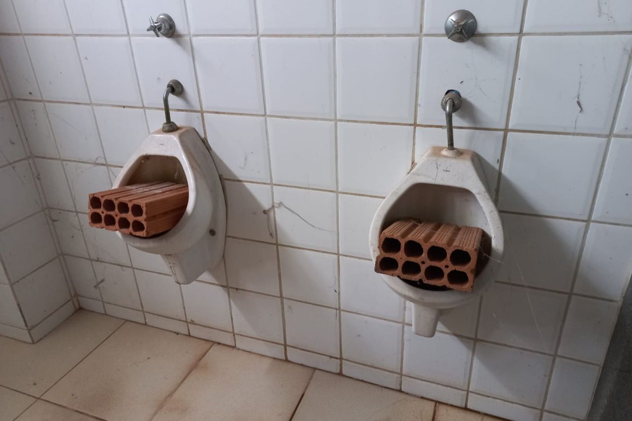 Banheiros com problemas são isolados