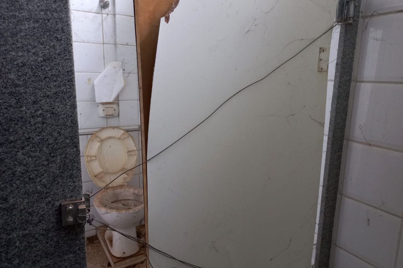 Sem estrutura, banheiros não podem ser utilizados pelos estudantes