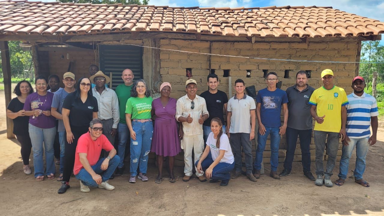 Equipe da Defensoria com assistidos(as) do itinerante