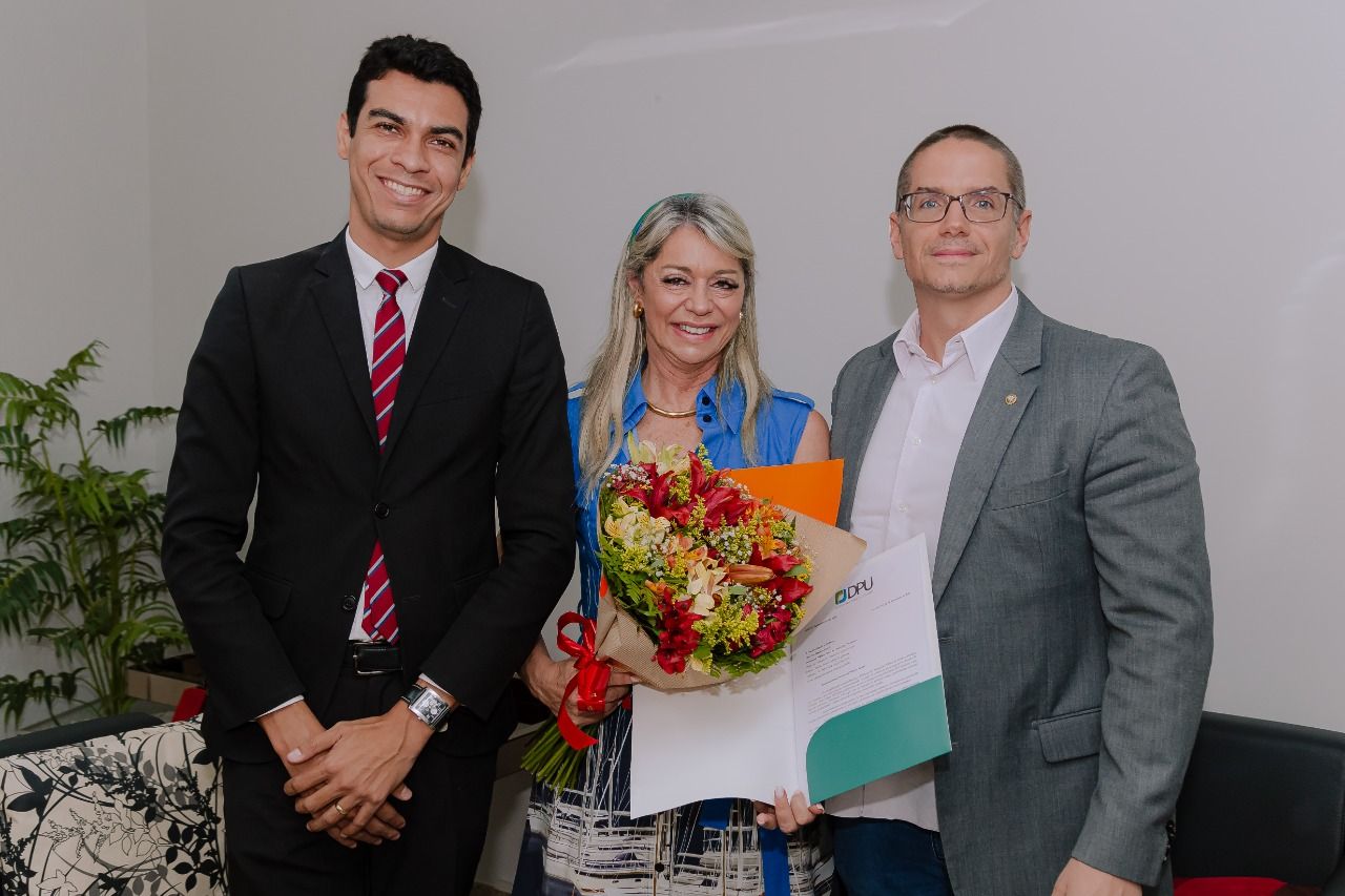 Representantes da DPU parabenizaram Estellamaris Postal pela reeleição ao cargo de Defensora Pública-Geral