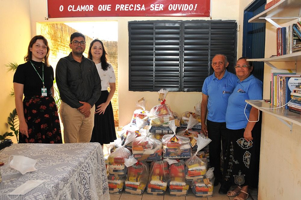 Cestas básicas entregues foram fruto de campanha de equipes da DPE e parceiros