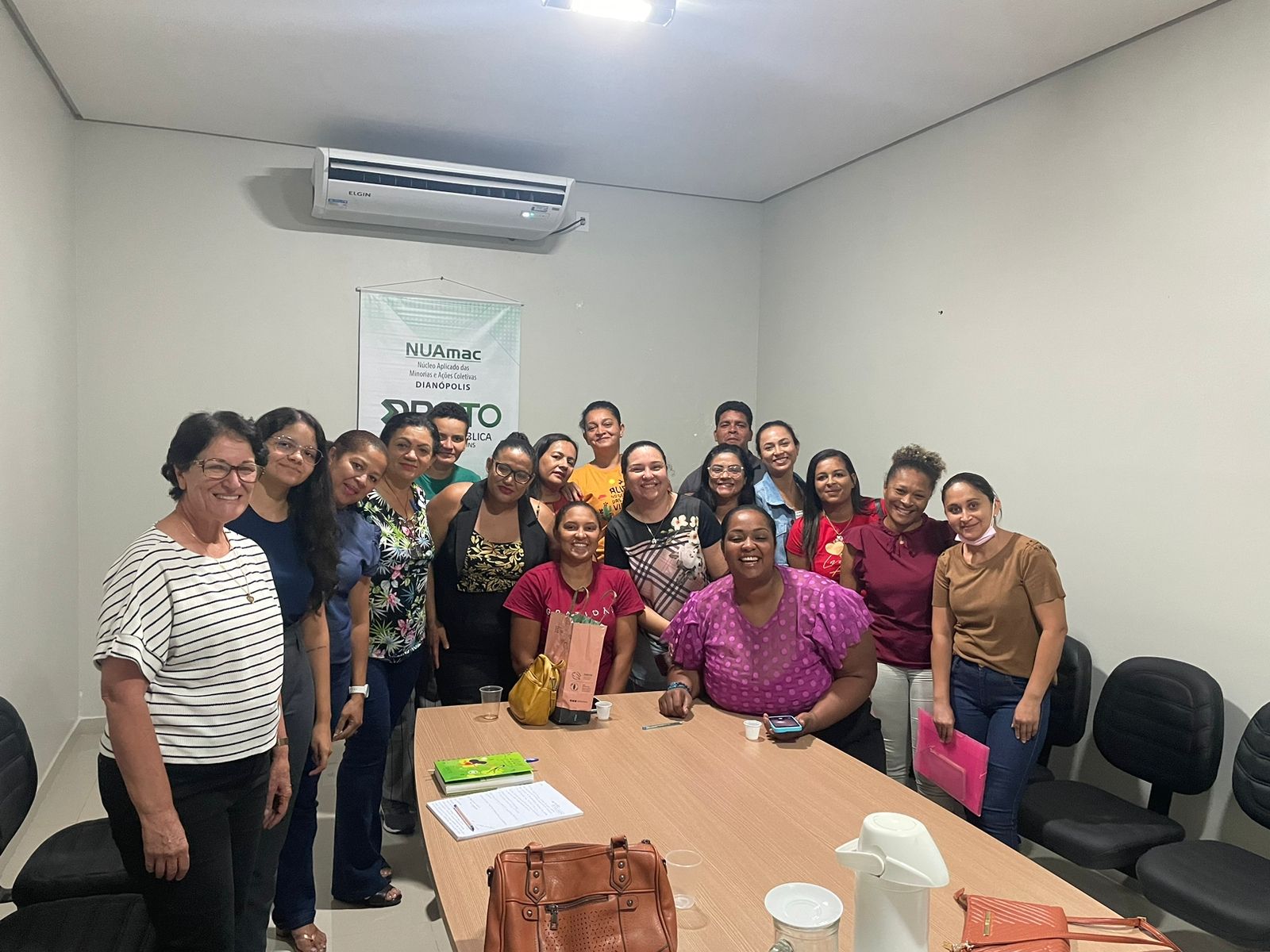 Estavam presentes representantes da DPE-TO, Secretaria Municipal de Educação e mães de crianças com TEA