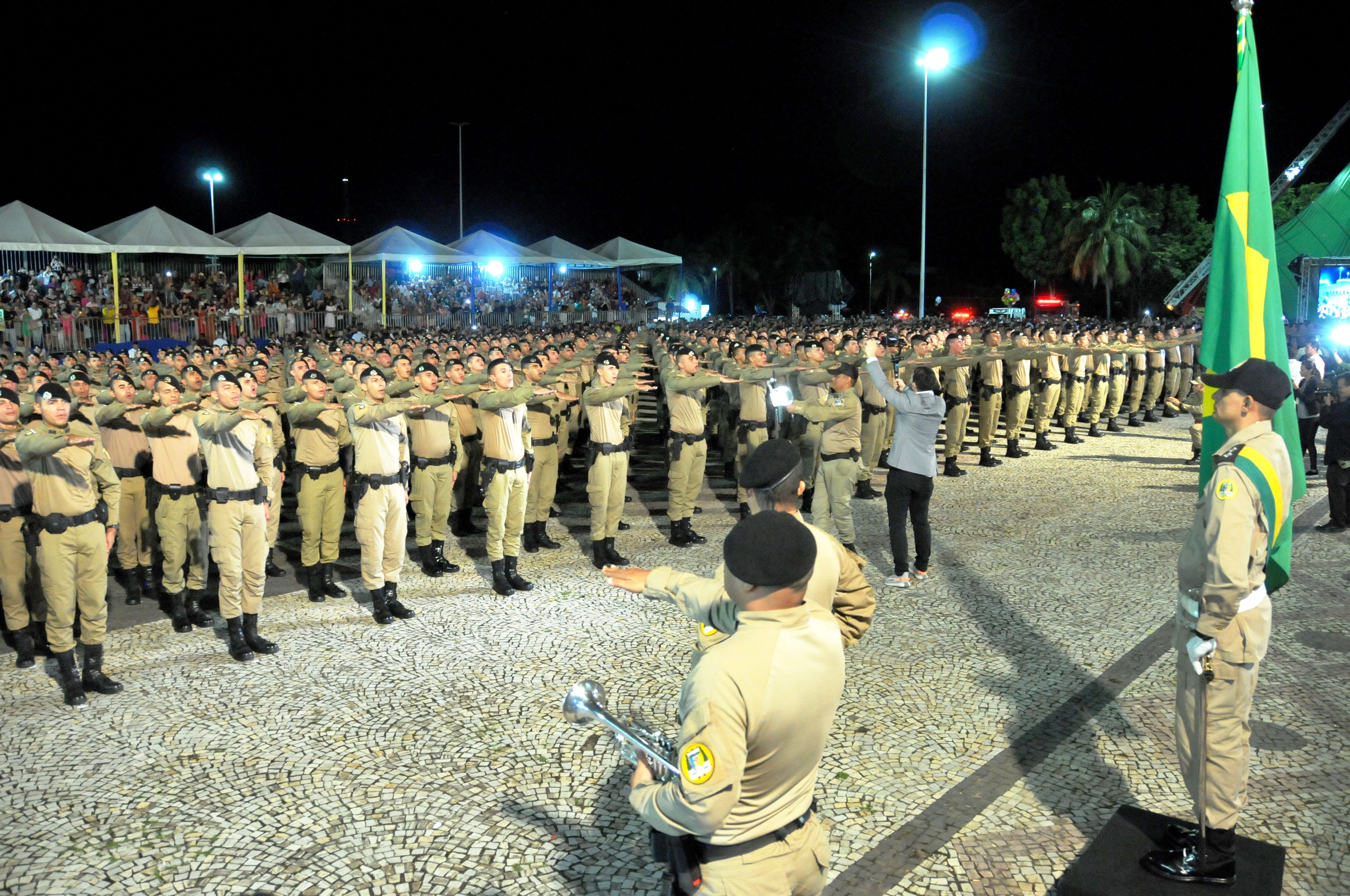Solenidade entregou brevês e tarjetas aos 958 militares que concluíram todas as etapas, sendo promovidos de alunos-praças a soldados