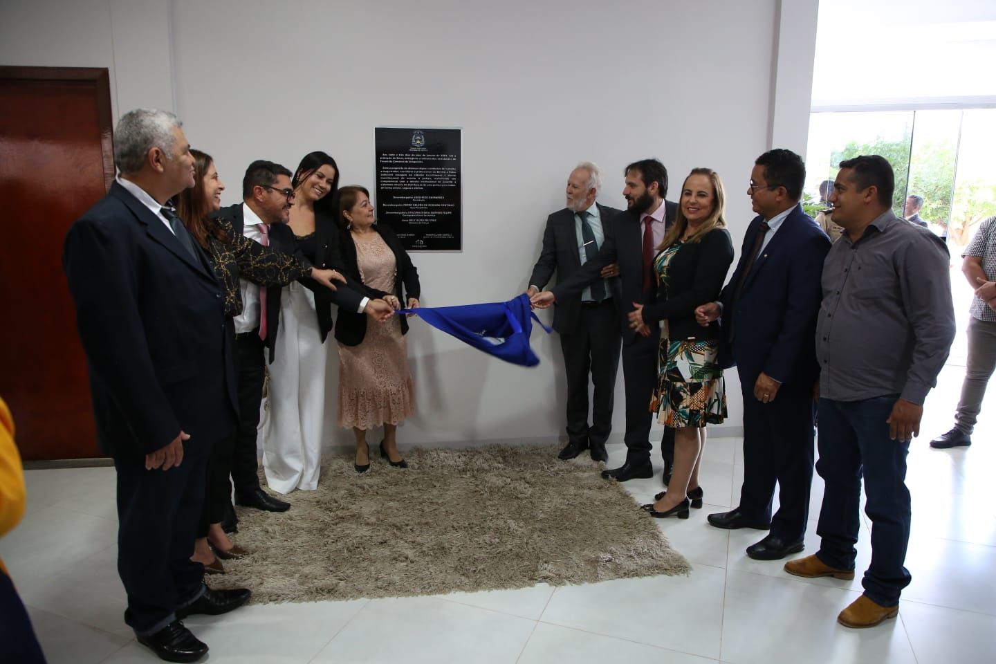 Autoridades durante o descerramento da placa de inauguração
