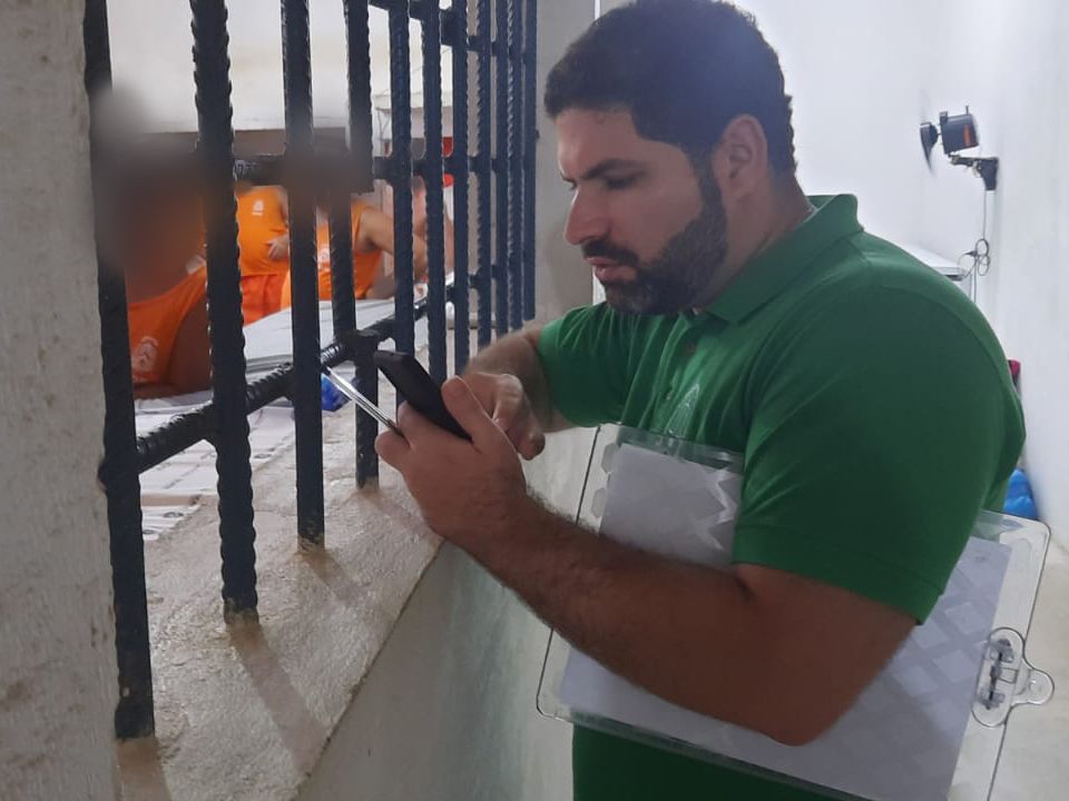 Defensor público Alexandre Moreira Maia durante atendimento aos presos