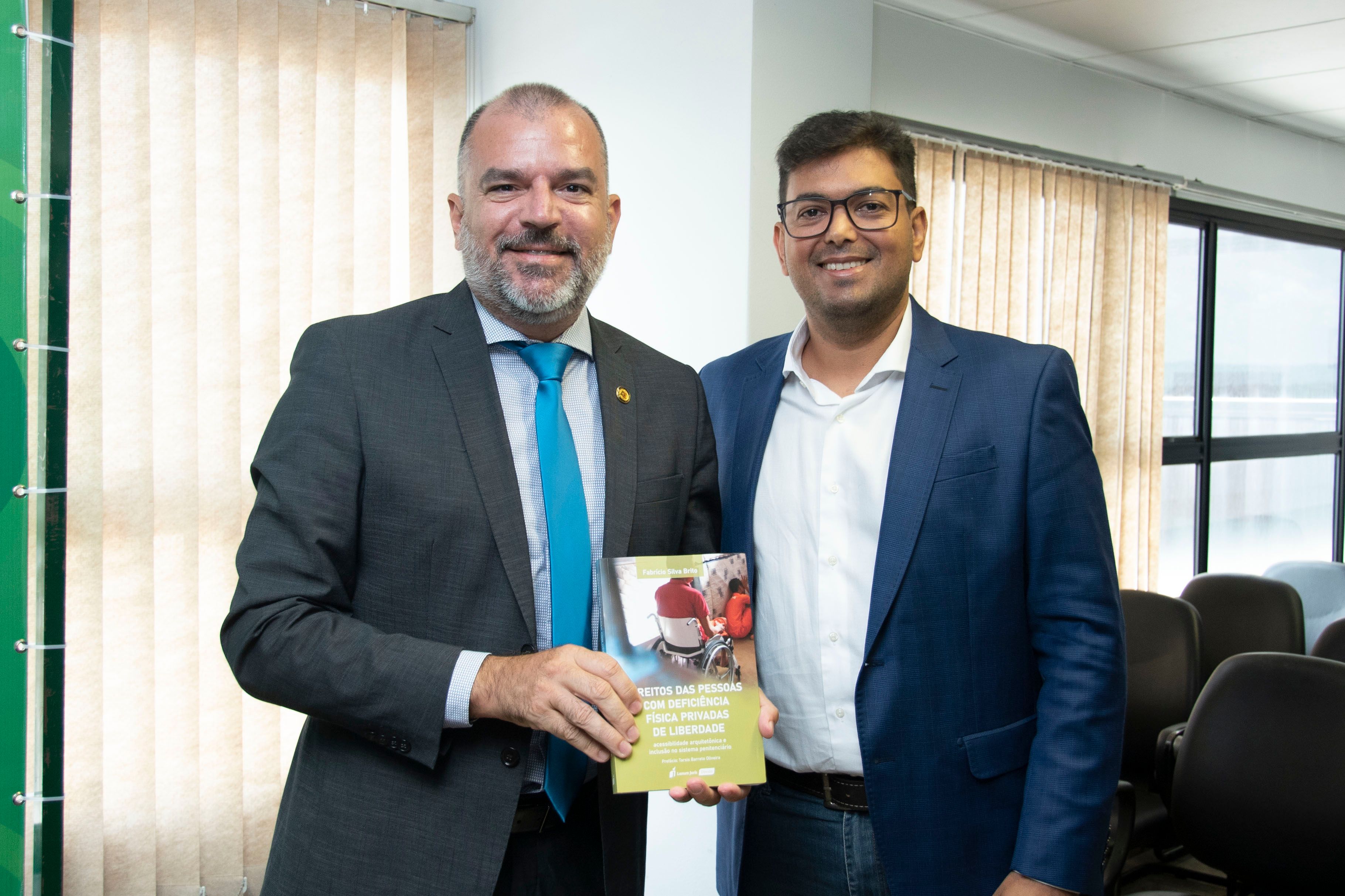 O defensor Fabrício Brito (D) apresentou a obra Direitos das pessoas com deficiência física privadas de liberdade: acessibilidade arquitetônica e inclusão no sistema penitenciário
