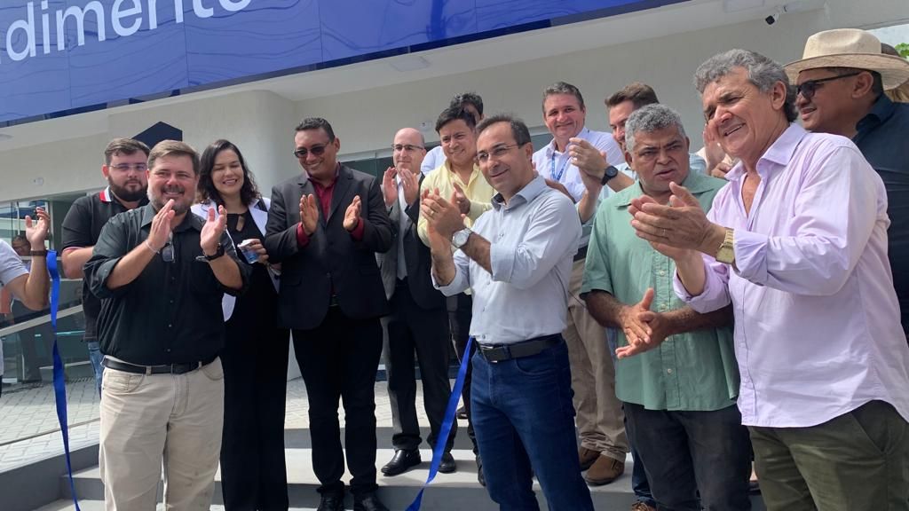 Autoridades presentes durante a inauguração