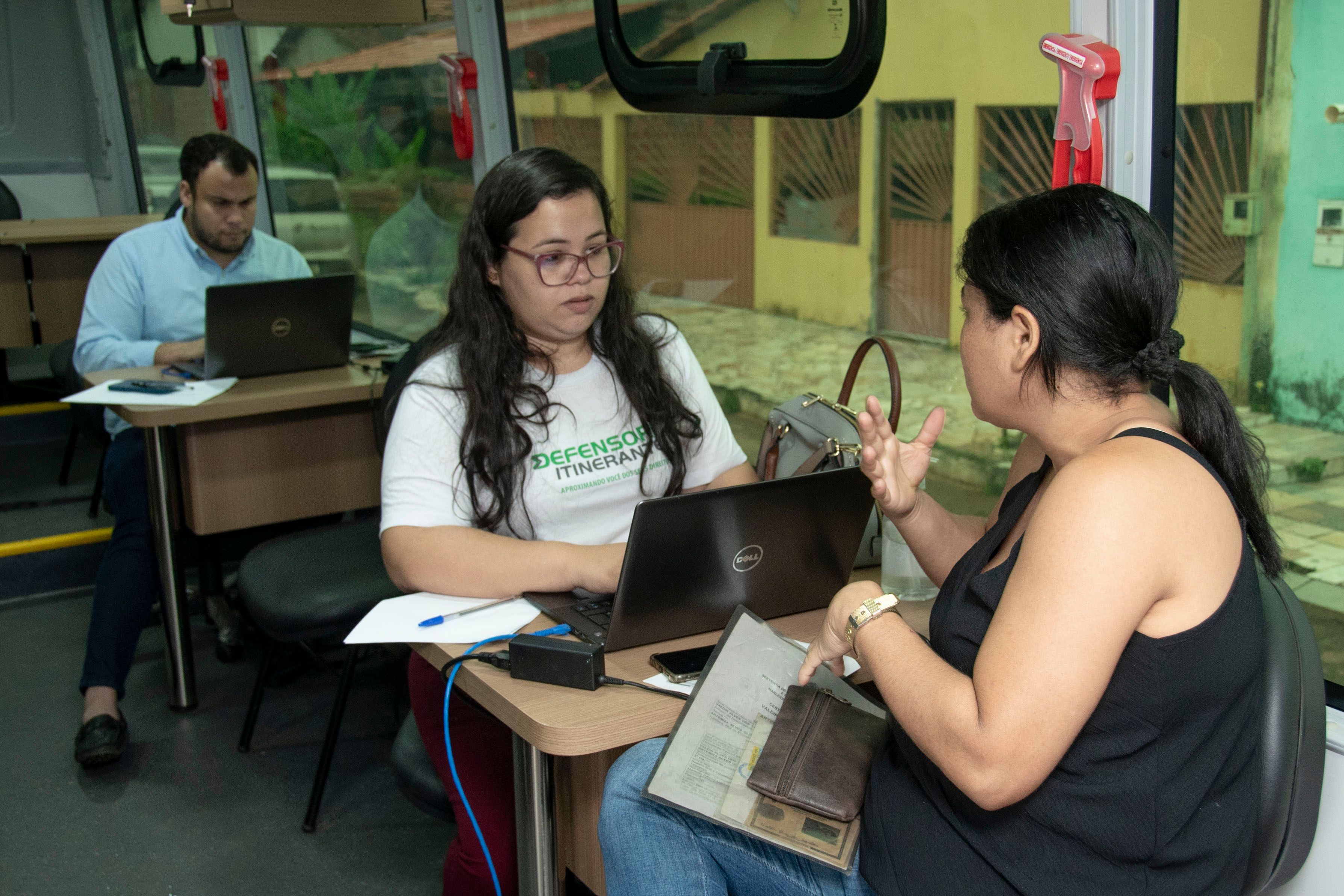 A unidade móvel possui ampla sala para atendimentos, com segurança e conforto para membros, servidores(as), estagiários(as) e pessoas assistidas