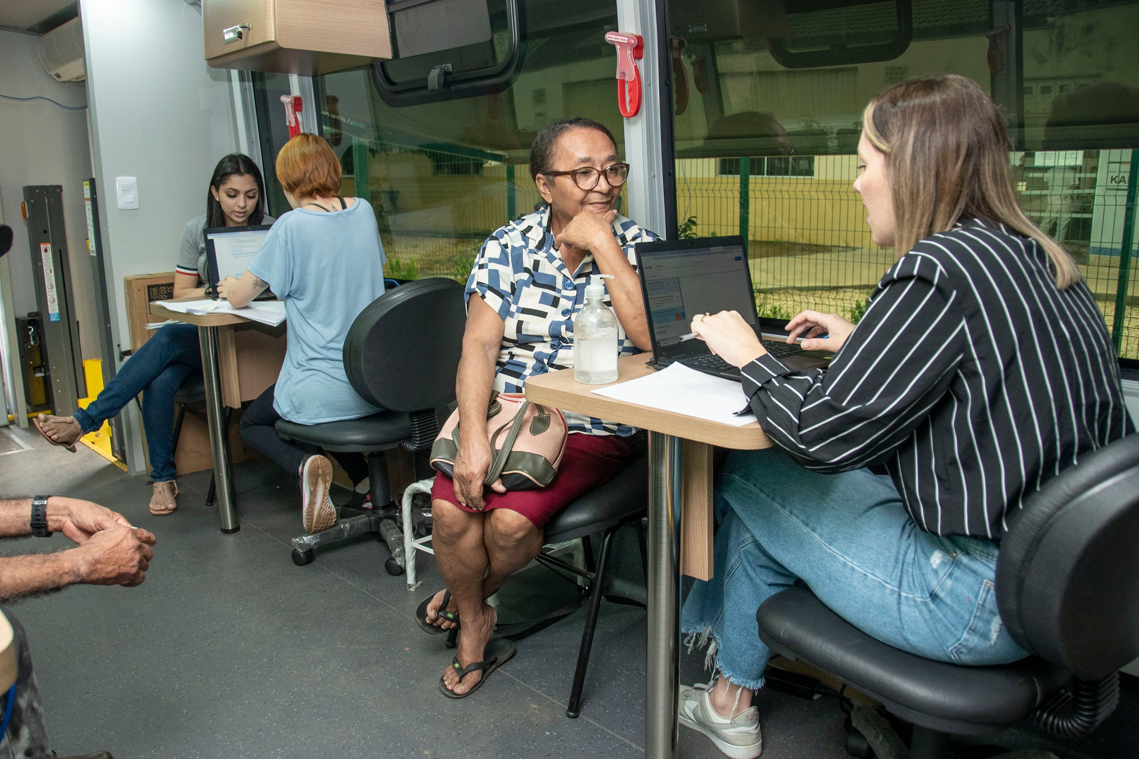 A unidade móvel possui ampla sala para atendimentos, com segurança e conforto para membros, servidores(as), estagiários(as) e pessoas assistidas.