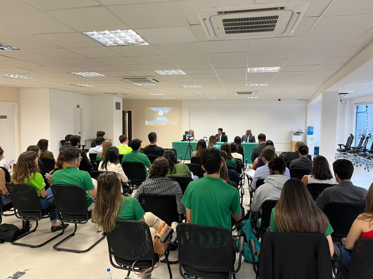 Participaram os novos(as) defensores(as) do estado do Paraná que tomaram posse no dia 23 de janeiro deste ano, após a finalização do IV Concurso para a carreira no estado