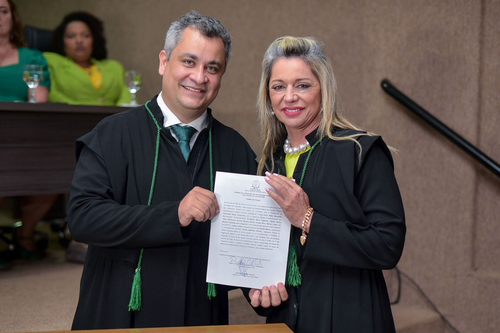 Estellamaris Postal com o termo de posse ao lado do 1º subdefensor público-geral no Tocantins, Pedro Alexandre Conceição Aires Gonçalves