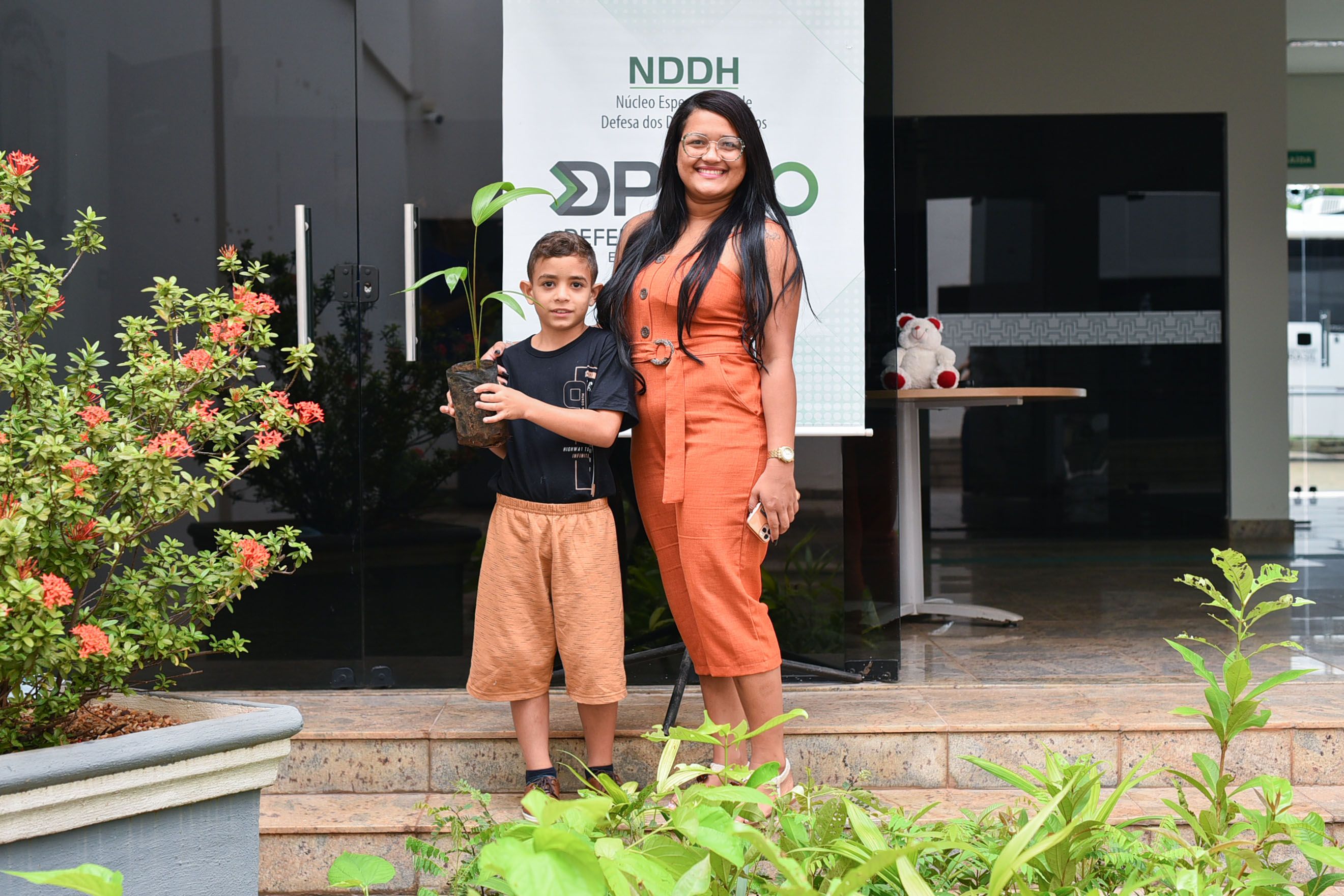 Paula Dias foi outra que não perdeu a oportunidade de voltar para casa com uma muda nova a ser plantada no quintal