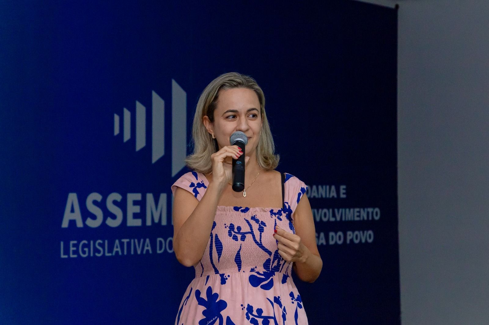 Durante a palestra, a Defensora Pública falou da importância das Câmaras Municipais de Vereadores fazerem parte da rede de proteção  às mulheres