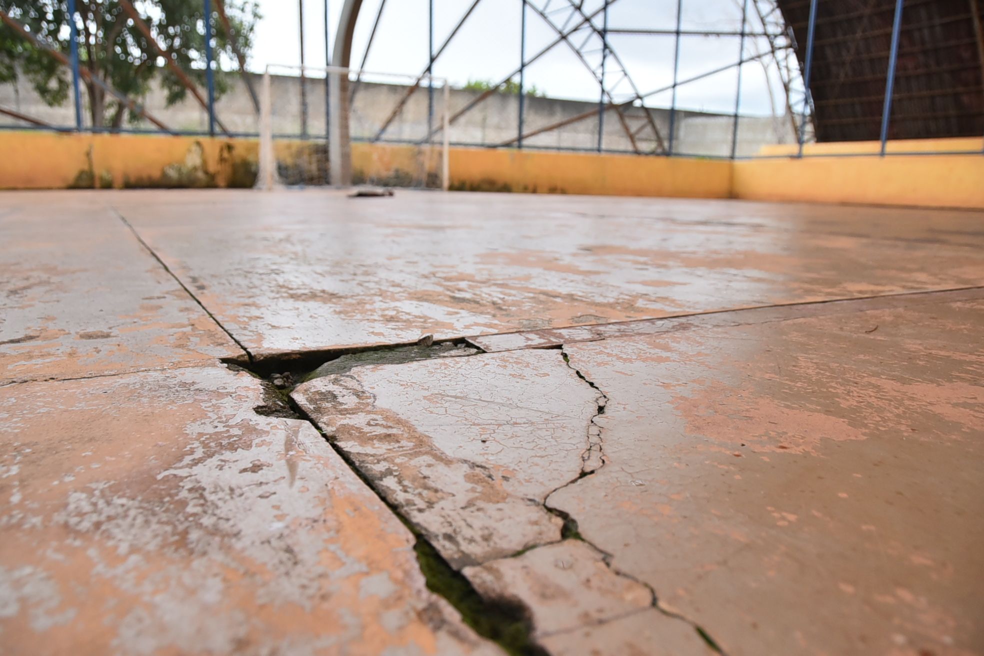 Na quadra poliesportiva, piso encontra-se desnivelado e repleto de rachaduras