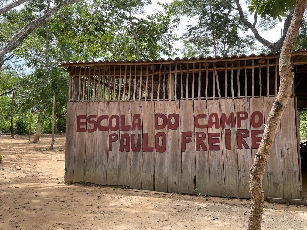 Apesar da comunidade terem construído uma escola no acampamento, a unidade não está funcionando