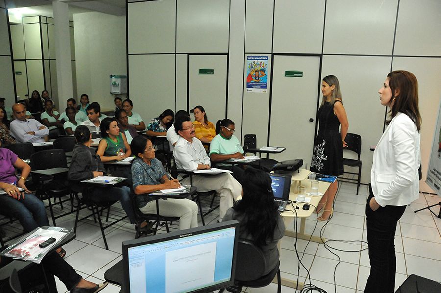 Defensoras Franciana Di Fátima e Elydia Leda Barros durante Palestra