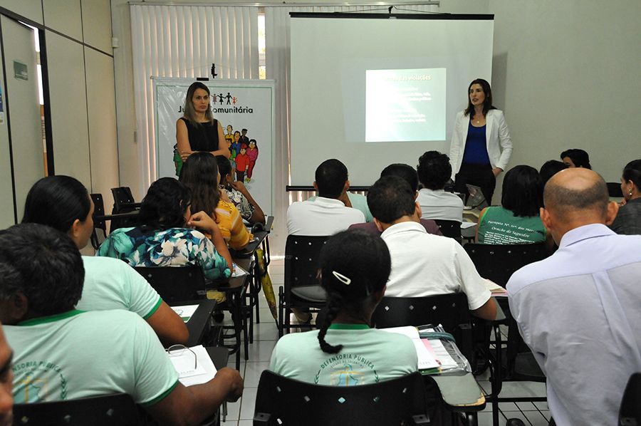 Defensoras Franciana Di Fátima e Elydia Leda Barros durante Palestra