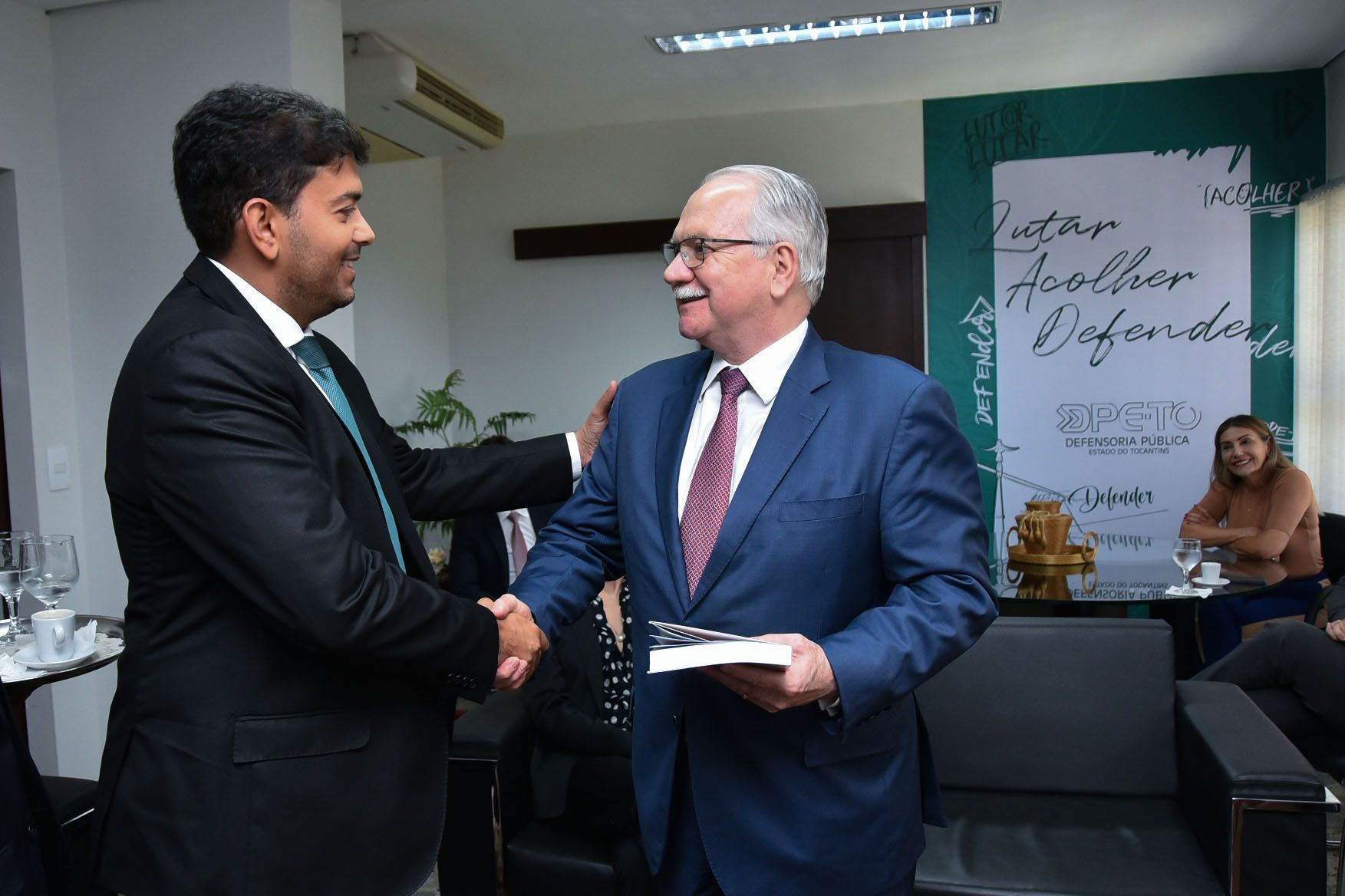 Defensor público Fabrício Brito também presenteou o Ministro do STF com livro de sua autoria