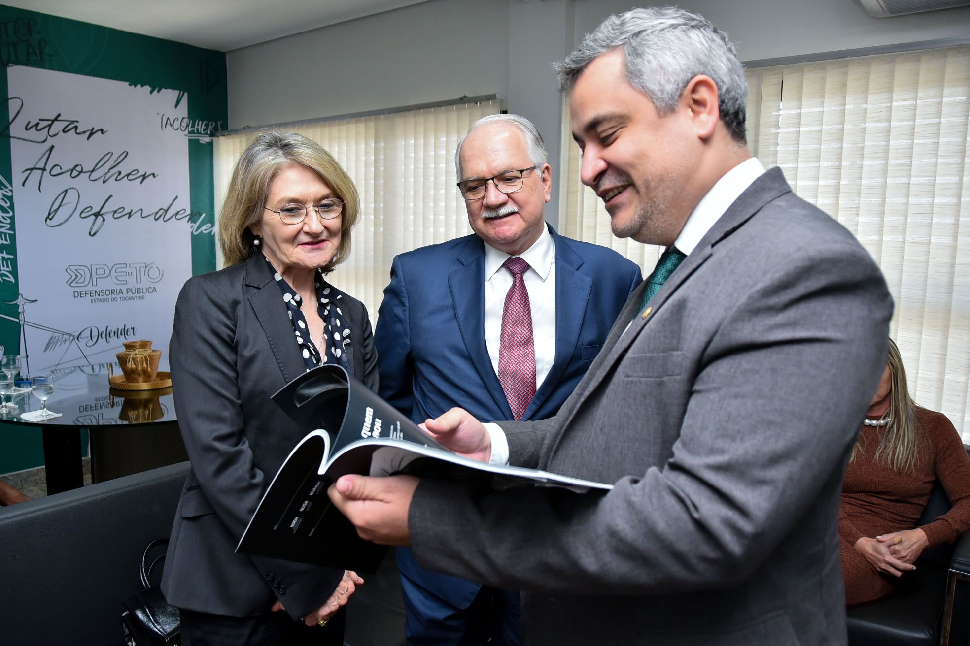 O 1º subdefensor público-geral Pedro Alexandre Conceição Aires Gonçalves presenteou o ministro Fachin com livro produzido pela Defensoria Pública
