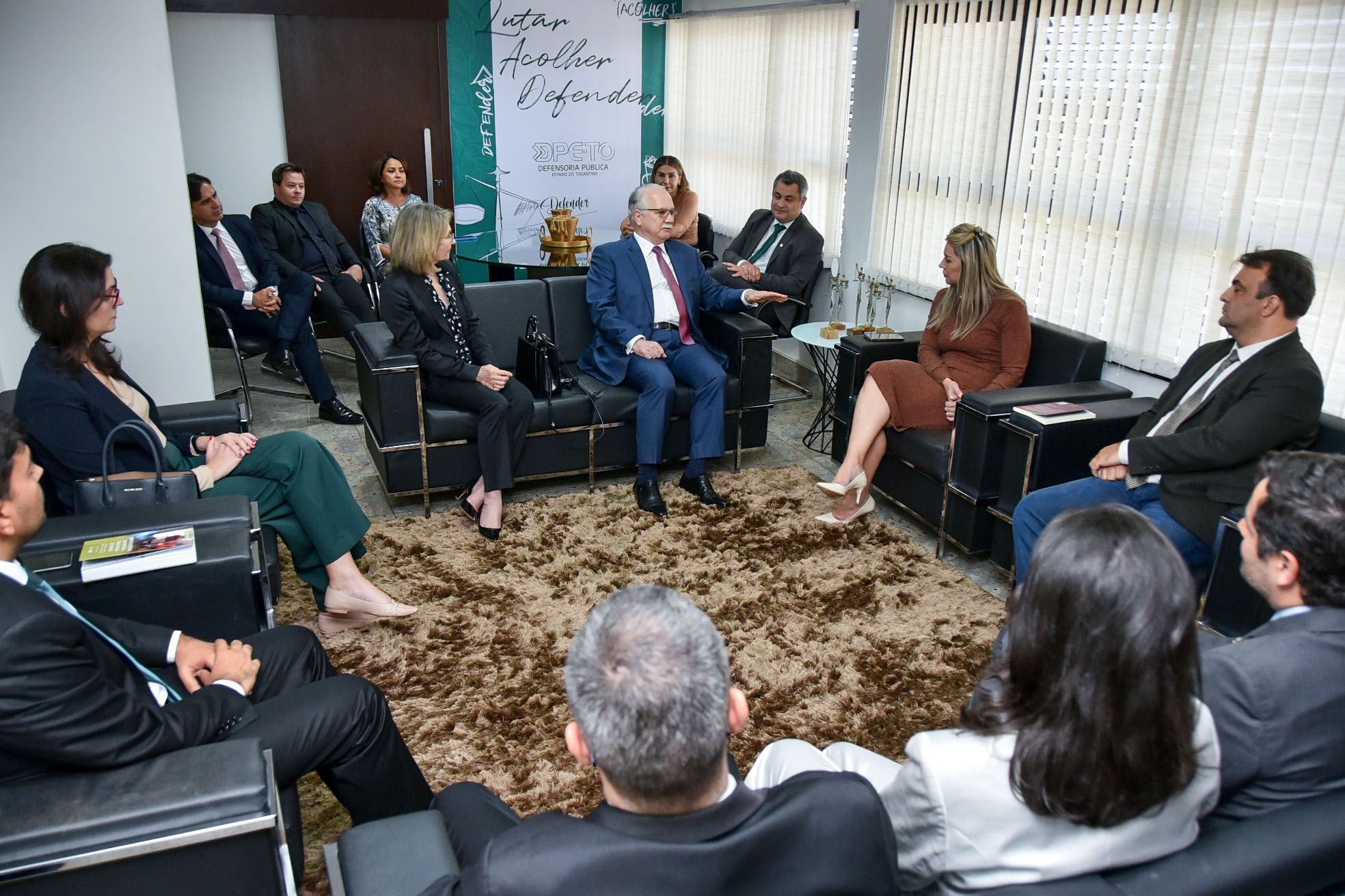 Defensoras e defensores públicos receberam o Ministro Fachin no Gabinete da Defensoria Pública Geral