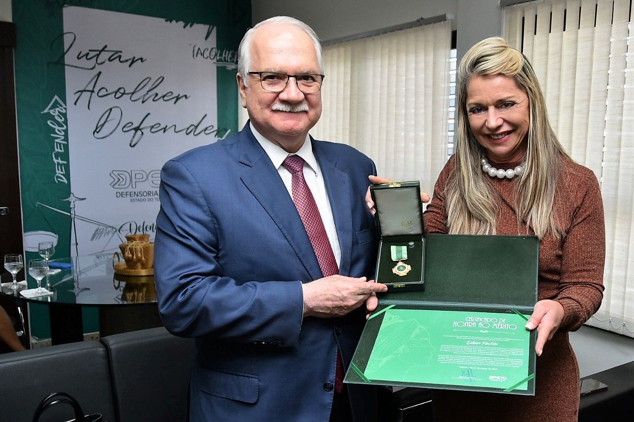 Estellamaris Postal com o Ministro Fachin em homenagem com a Honra ao Mérito da Defensoria Pública