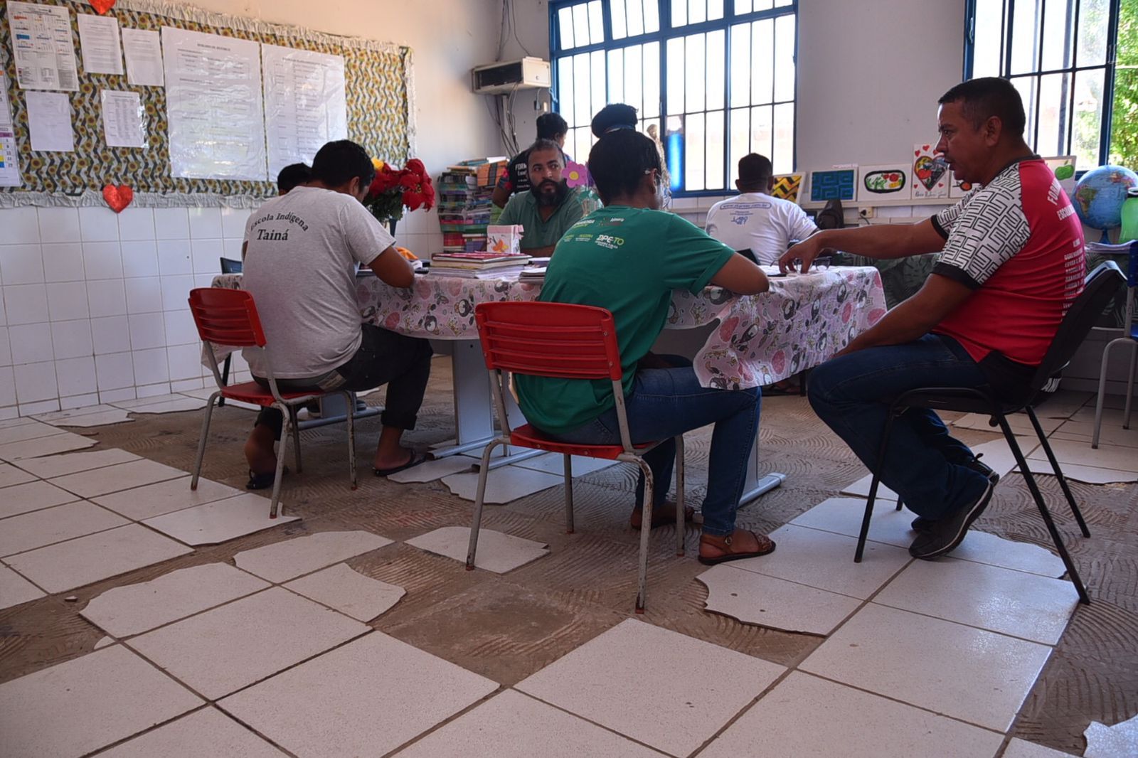 Sede dos atendimentos, na Escola Indígena Tainá as cerâmicas das salas estão danificadas