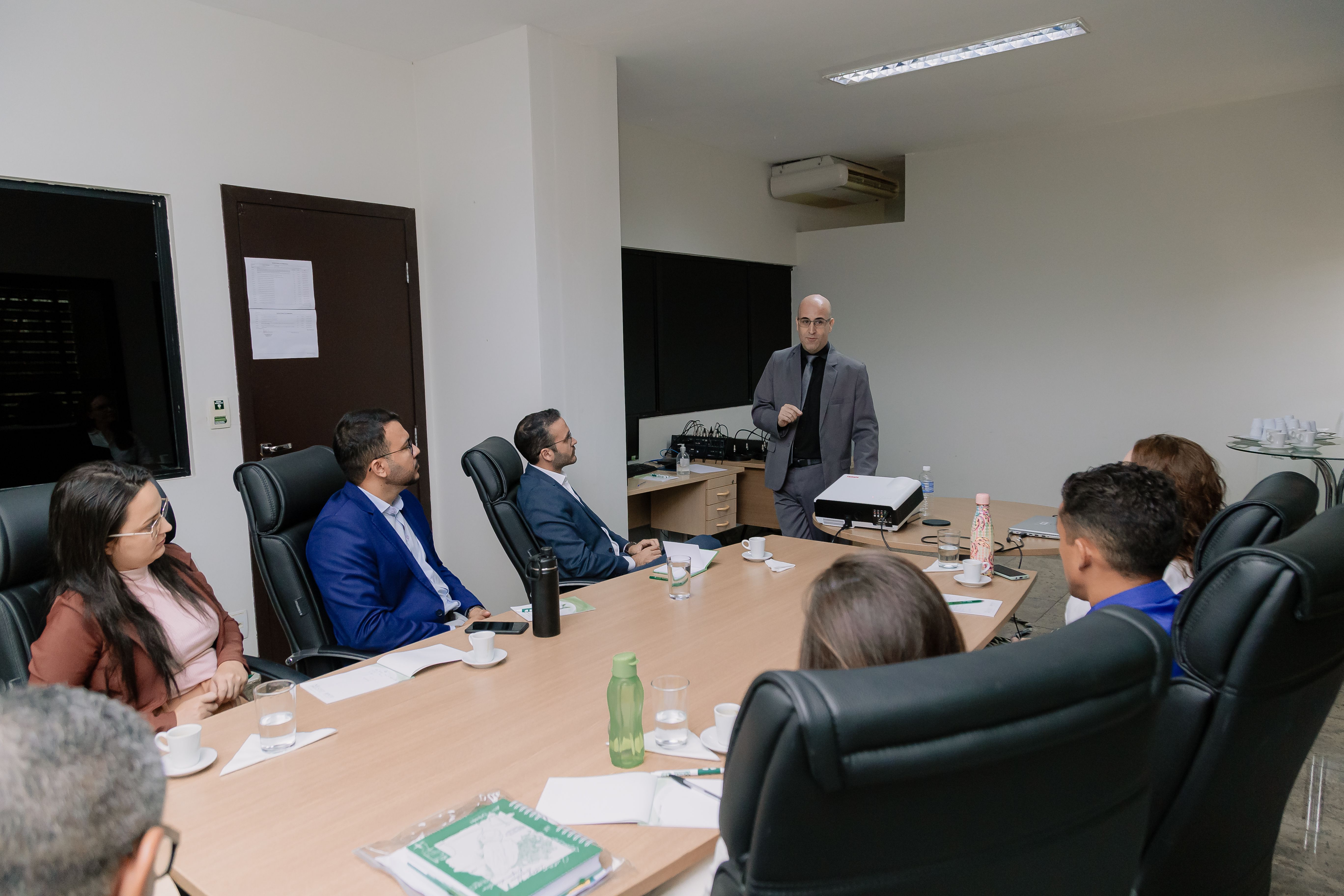 Coordenador do Nuamac Araguaína, defensor público Sandro Ferreira em conversa com as novas membras e membros da DPE