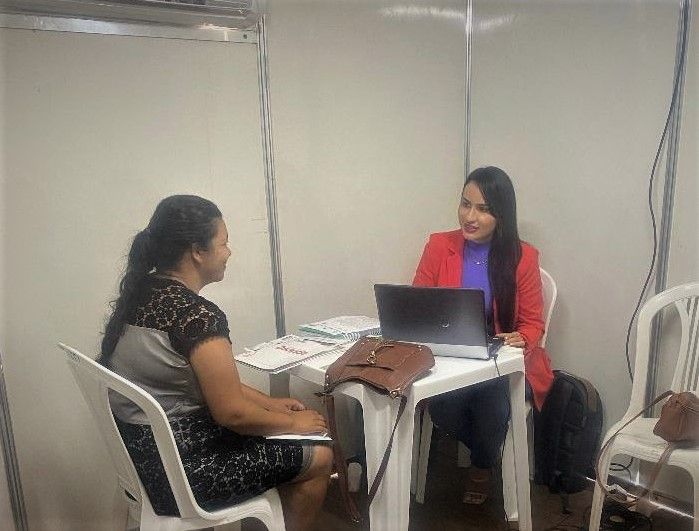 Defensora pública Isakyana Barbosa durante atendimento